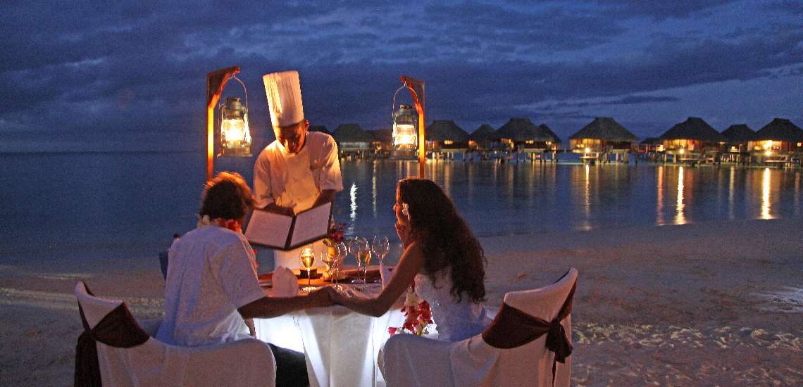 https://tahititourisme.travel/wp-content/uploads/2017/12/Romantic-Dinner-on-the-beach_600.jpg