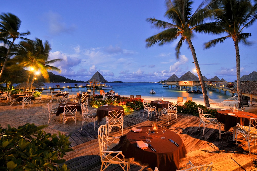 https://tahititourisme.travel/wp-content/uploads/2019/09/BOB-Intercontinental-Moana-Public.-Restaurant.jpg