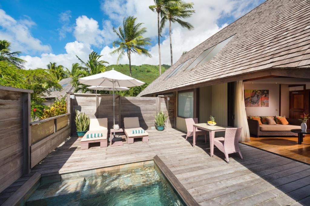 https://tahititourisme.travel/wp-content/uploads/2022/04/Garden-Bungalow-with-Pool-Hilton-MOZ.jpg