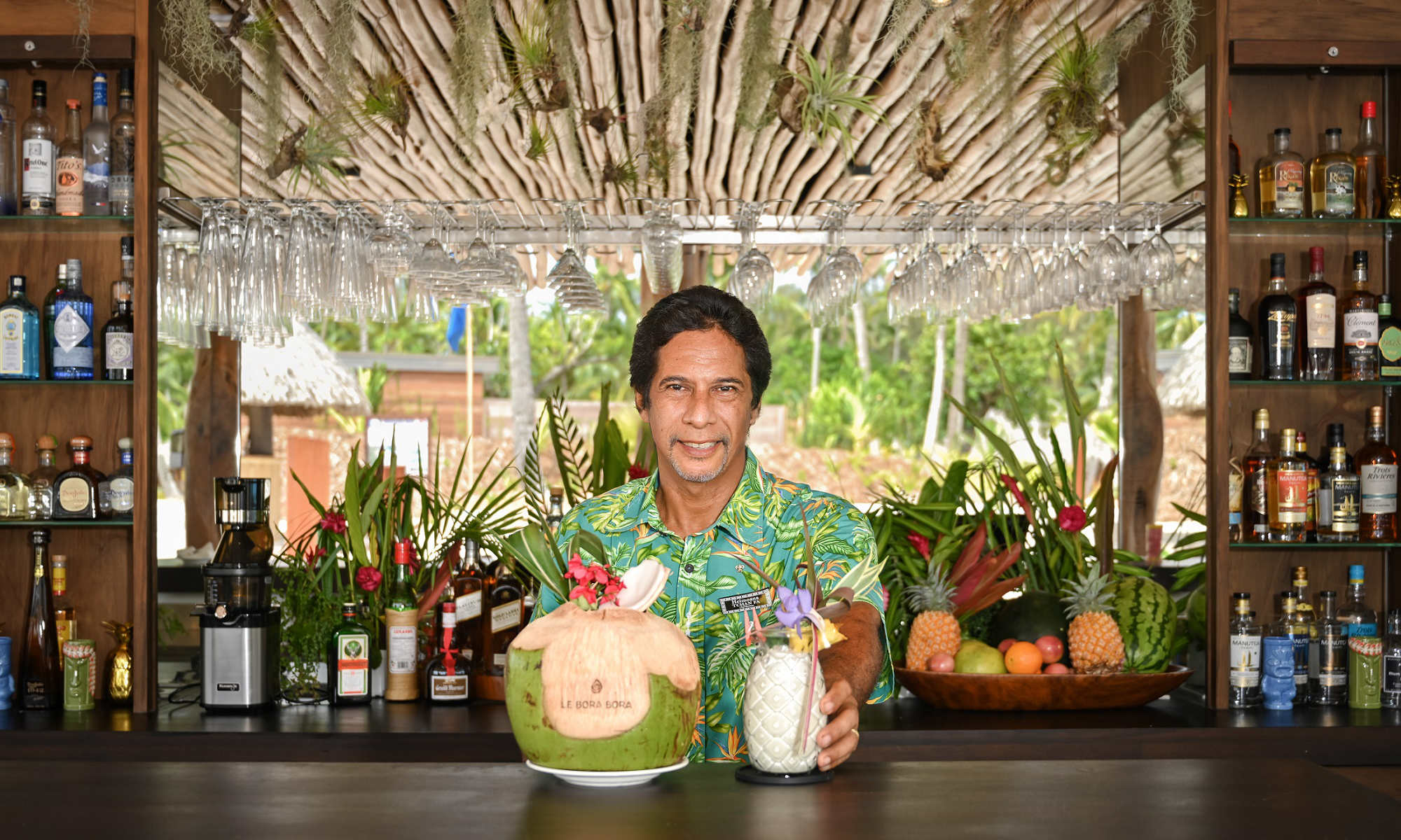 https://tahititourisme.travel/wp-content/uploads/2023/04/BOBPBR-Pool-BAR-2000X1200_29543.jpg