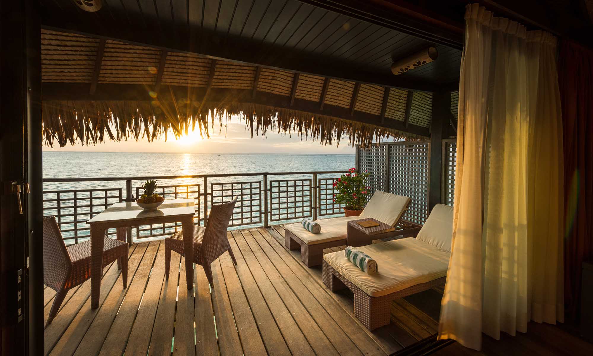 https://tahititourisme.travel/wp-content/uploads/2023/04/Hilton-Moorea-Overwater-Bungalow-Deck-2000x1200_29576.jpg