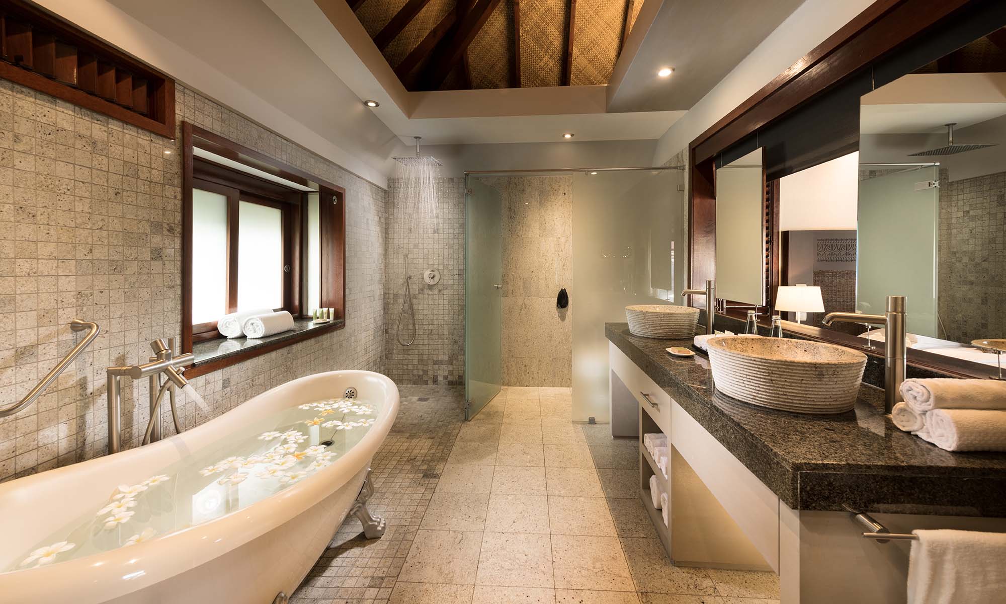 https://tahititourisme.travel/wp-content/uploads/2023/04/Hilton-Moorea-Premium-Garden-Pool-Bungalow-Bathroom-2000x1200_29576.jpg