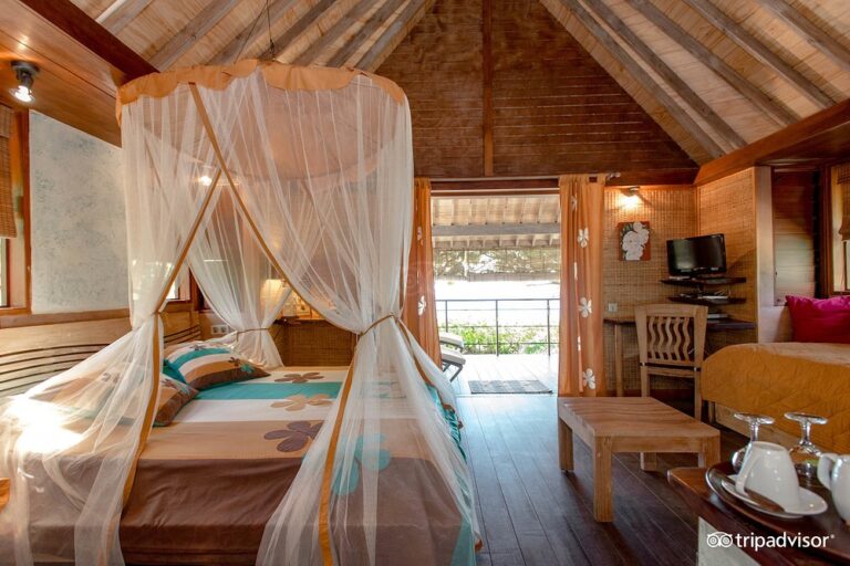 Moorea Secluded Vacation Lodge by Far & Away